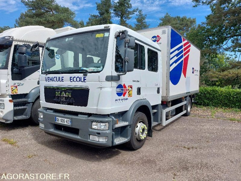 PORTEUR ROUTIER - MAN TGM-250 - ex Véhicule Ecole - Parc 3799 - Camión caja cerrada: foto 1 PORTEUR ROUTIER - MAN TGM-250 - ex Véhicule Ecole - Parc 3799 - Camión caja cerrada: foto 1
