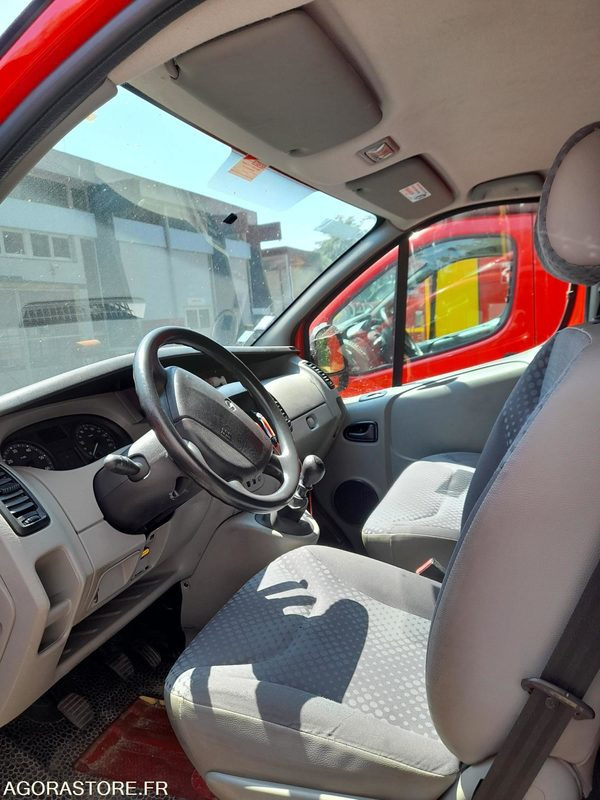 RENAULT Trafic II Fourgon Phase 2 L2H2 1200kg 2.0 dCi 16V 115 cv (MECA 562) - Furgón: foto 4 RENAULT Trafic II Fourgon Phase 2 L2H2 1200kg 2.0 dCi 16V 115 cv (MECA 562) - Furgón: foto 4
