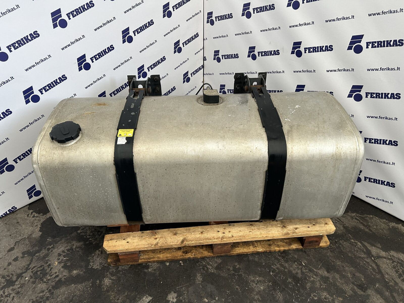 Volvo 450 liters, 560x675x1430 - Depósito de combustible para Camión: foto 1 Volvo 450 liters, 560x675x1430 - Depósito de combustible para Camión: foto 1