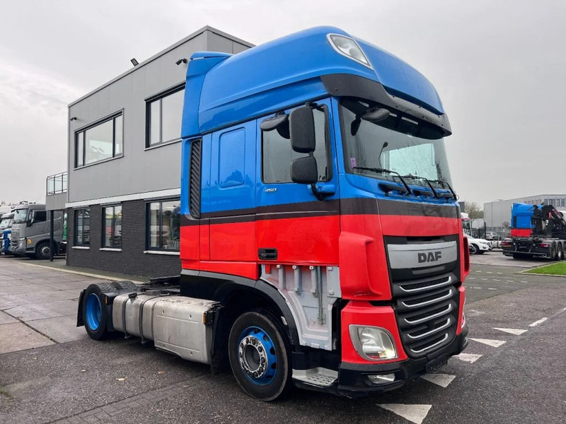 DAF XF 440 4X2 MEGA 678.649km - Cabeza tractora: foto 3 DAF XF 440 4X2 MEGA 678.649km - Cabeza tractora: foto 3