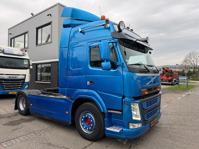 Volvo FM 370 4X2 SPOILERS EURO 6 SKIRTS HOLLAND TRUCK TÜV TILL 09-2025 - Cabeza tractora: foto 3 Volvo FM 370 4X2 SPOILERS EURO 6 SKIRTS HOLLAND TRUCK TÜV TILL 09-2025 - Cabeza tractora: foto 3