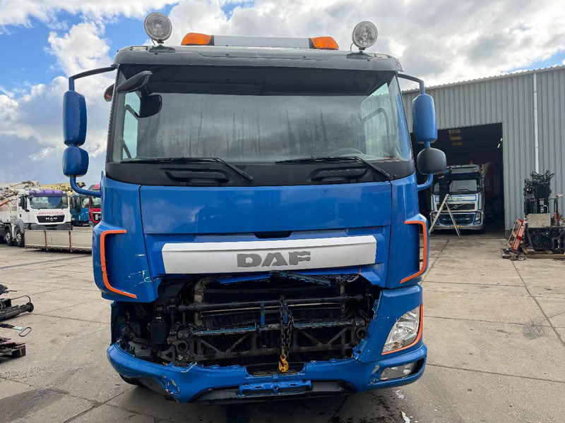 DAF CF 460 8X2 ONLY VISUAL DAMAGED // ENGINE IS RUNNING - Camión con equipo de cable: foto 2 DAF CF 460 8X2 ONLY VISUAL DAMAGED // ENGINE IS RUNNING - Camión con equipo de cable: foto 2