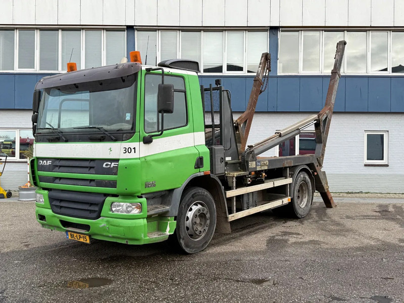 DAF CF 75.310 4X2 HYVALIFT SKIPLOADER MANUAL GEAR FULL STEEL - Camión portacontenedor de cadenas: foto 1 DAF CF 75.310 4X2 HYVALIFT SKIPLOADER MANUAL GEAR FULL STEEL - Camión portacontenedor de cadenas: foto 1