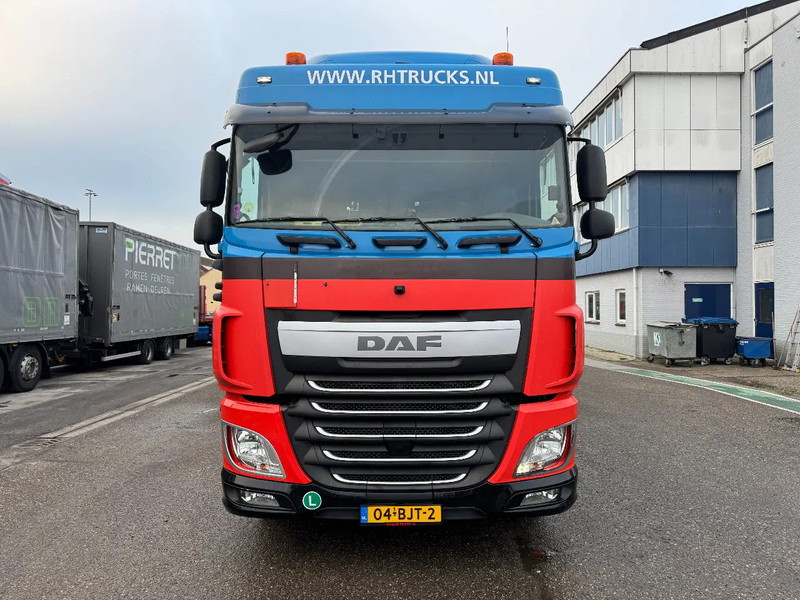 DAF XF 440 6X2 EURO 6 + HERTOGHS HANGER 2X BPW AXLE DHOLLANDIA 3000 KG - Camión lona: foto 2 DAF XF 440 6X2 EURO 6 + HERTOGHS HANGER 2X BPW AXLE DHOLLANDIA 3000 KG - Camión lona: foto 2