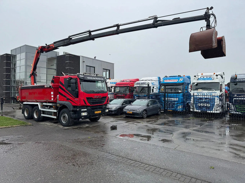 Iveco Trakker 500 6X4 EURO 6 KIPPER + PALFINGER PK18002 FULL STEEL - Camión grúa: foto 1 Iveco Trakker 500 6X4 EURO 6 KIPPER + PALFINGER PK18002 FULL STEEL - Camión grúa: foto 1