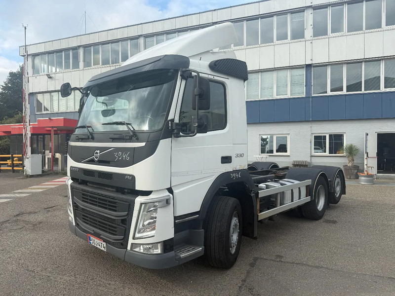 Volvo FM 330 FM 330 6X2 GESTUURD MET KM 235315 - Camión chasis: foto 1 Volvo FM 330 FM 330 6X2 GESTUURD MET KM 235315 - Camión chasis: foto 1