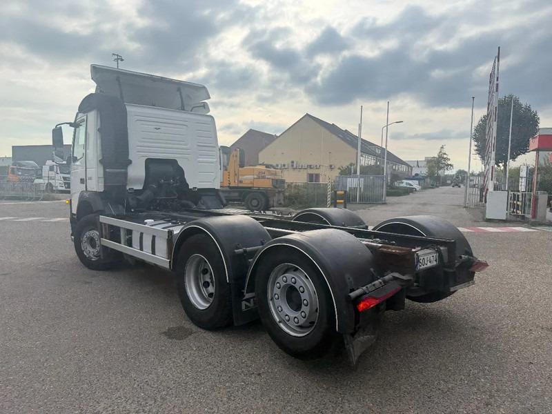 Volvo FM 330 FM 330 6X2 GESTUURD MET KM 235315 - Camión chasis: foto 2 Volvo FM 330 FM 330 6X2 GESTUURD MET KM 235315 - Camión chasis: foto 2