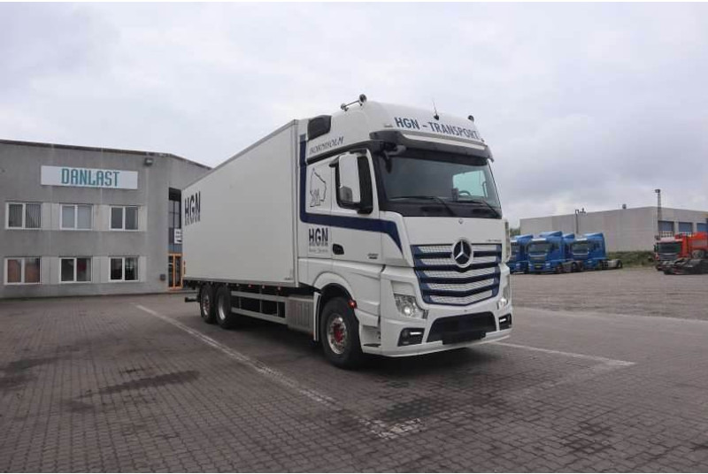 Mercedes-Benz Actros 2551 6X2-4 fast kasse - Camión caja cerrada: foto 2 Mercedes-Benz Actros 2551 6X2-4 fast kasse - Camión caja cerrada: foto 2