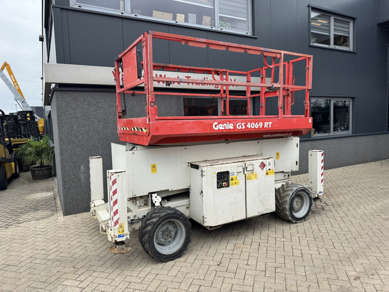 Genie GS-4069 RT Hoogwerker / arbeitsbuhne 14mtr werkhoogte 4x4 Kubota DIESEL 2013 - Plataforma de tijeras: foto 2 Genie GS-4069 RT Hoogwerker / arbeitsbuhne 14mtr werkhoogte 4x4 Kubota DIESEL 2013 - Plataforma de tijeras: foto 2