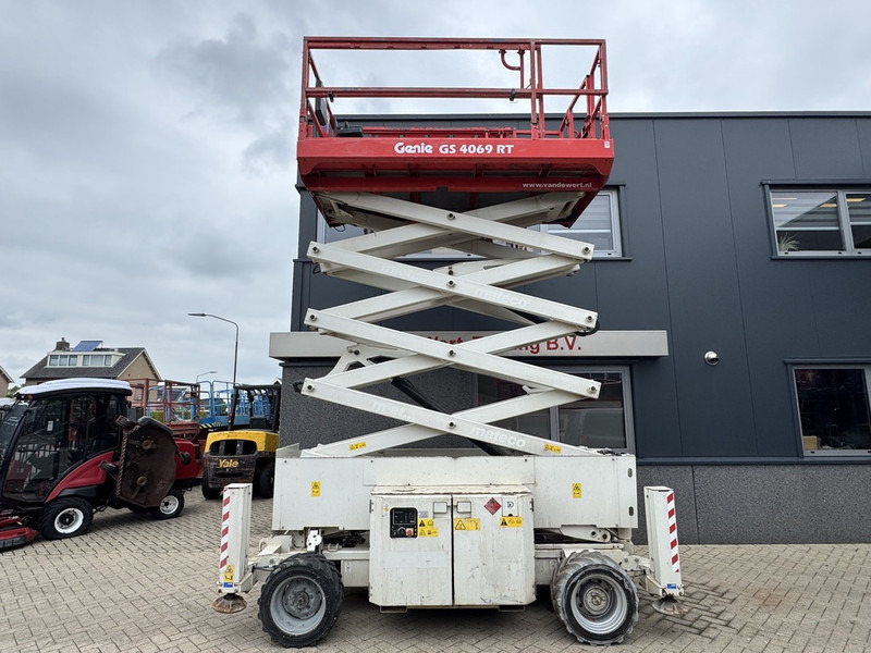 Genie GS-4069 RT Hoogwerker / arbeitsbuhne 14mtr werkhoogte 4x4 Kubota DIESEL 2013 - Plataforma de tijeras: foto 5 Genie GS-4069 RT Hoogwerker / arbeitsbuhne 14mtr werkhoogte 4x4 Kubota DIESEL 2013 - Plataforma de tijeras: foto 5