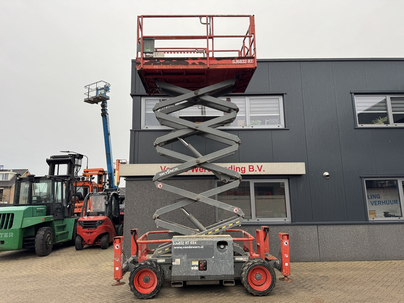 Plataforma de tijeras Skyjack SJ 6832RT Schaarhoogwerker SCISSOR 2014 4X4 Kubota Diesel 12M Werkhoogte: foto 6 Plataforma de tijeras Skyjack SJ 6832RT Schaarhoogwerker SCISSOR 2014 4X4 Kubota Diesel 12M Werkhoogte: foto 6