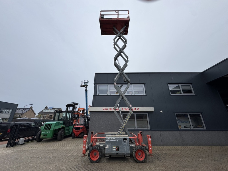 Plataforma de tijeras Skyjack SJ 6832RT Schaarhoogwerker SCISSOR 2014 4X4 Kubota Diesel 12M Werkhoogte: foto 7 Plataforma de tijeras Skyjack SJ 6832RT Schaarhoogwerker SCISSOR 2014 4X4 Kubota Diesel 12M Werkhoogte: foto 7