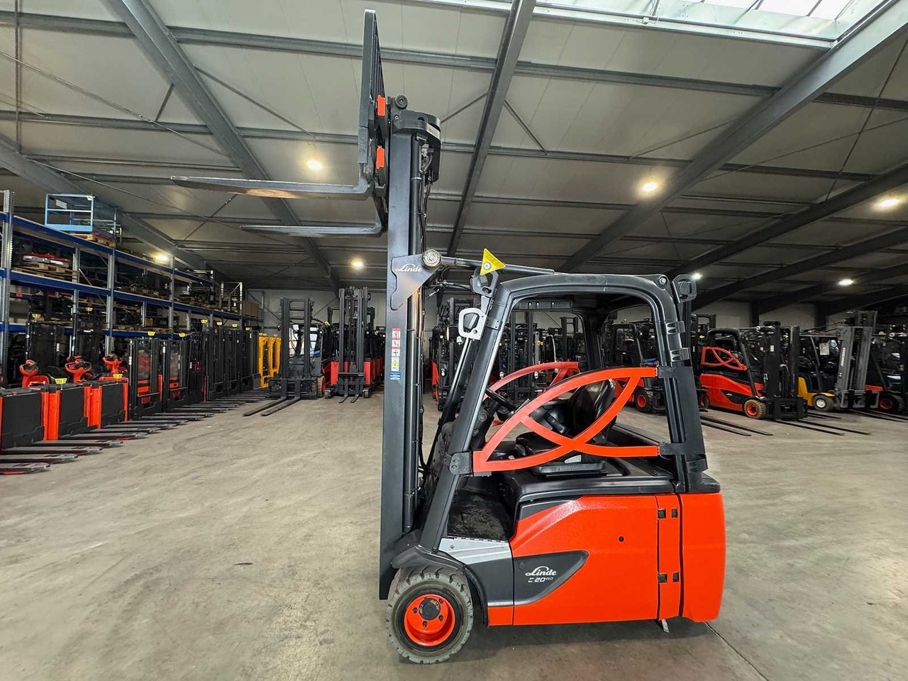 08/2023 SERVICE + UVV 11/2026 LINDE E20L 2.000KG TRIPLEX 680CM ELECTRIC FORKLIFT - Carretilla elevadora: foto 1 08/2023 SERVICE + UVV 11/2026 LINDE E20L 2.000KG TRIPLEX 680CM ELECTRIC FORKLIFT - Carretilla elevadora: foto 1