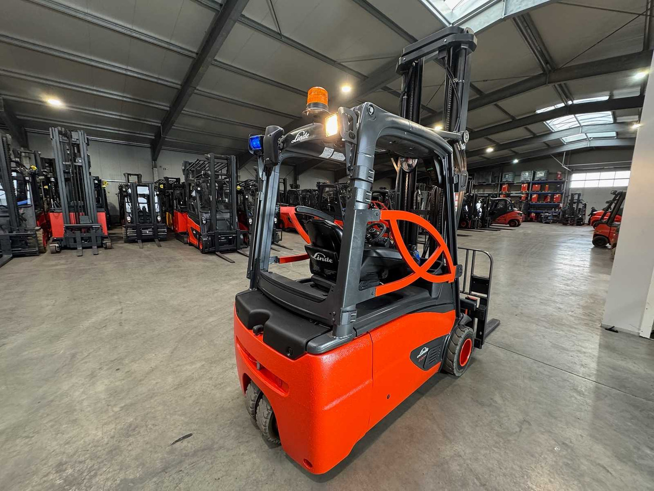 08/2023 SERVICE + UVV 11/2026 LINDE E20L 2.000KG TRIPLEX 680CM ELECTRIC FORKLIFT - Carretilla elevadora: foto 5 08/2023 SERVICE + UVV 11/2026 LINDE E20L 2.000KG TRIPLEX 680CM ELECTRIC FORKLIFT - Carretilla elevadora: foto 5