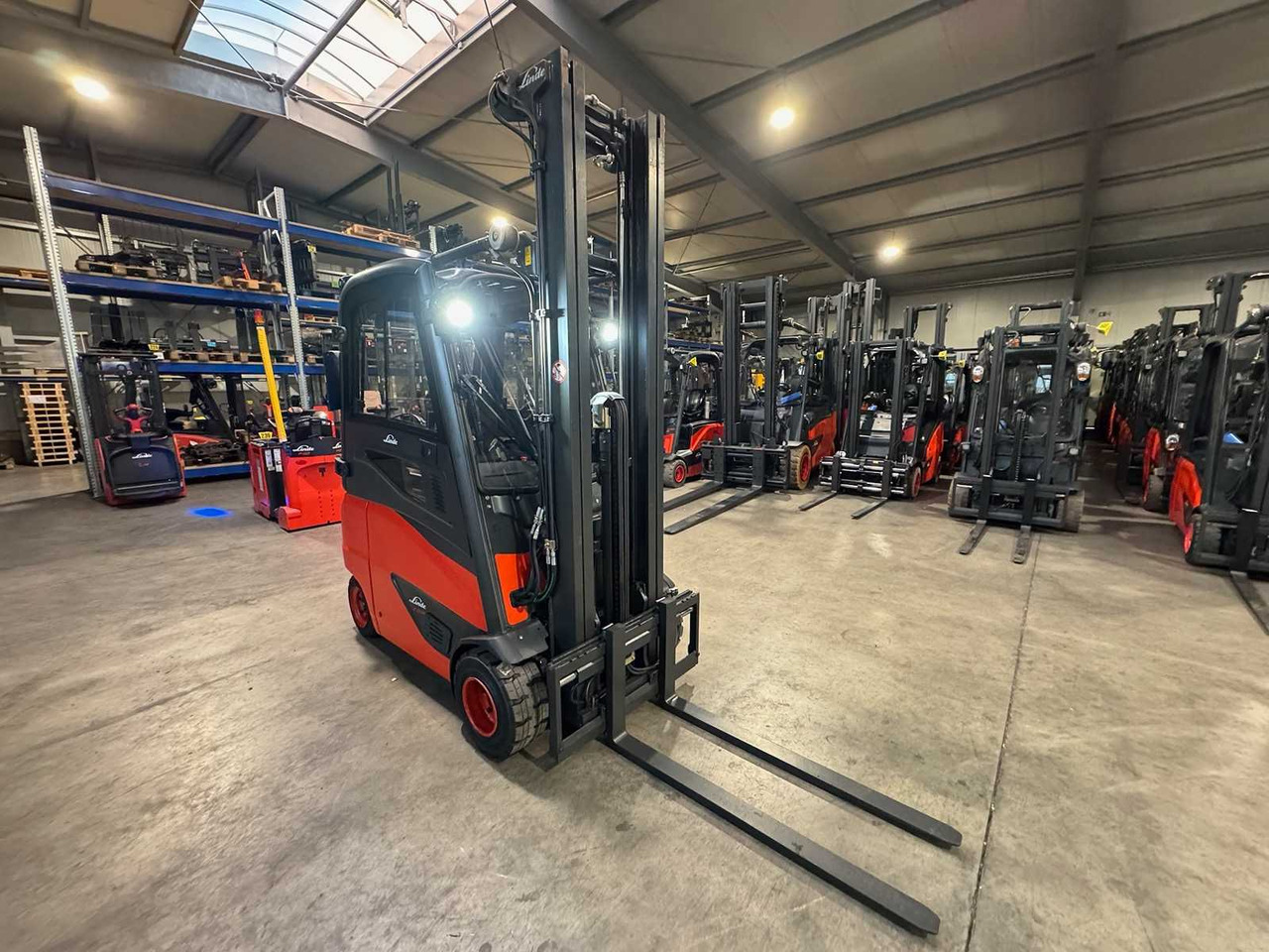 18/2023 SERVICE + UVV 10/2026 LINDE E20PH-02 2.000KG 3.+4. VALVE ELECTRIC FORKLIFT 3.988 HOURS TIRES NEW - Carretilla elevadora: foto 4 18/2023 SERVICE + UVV 10/2026 LINDE E20PH-02 2.000KG 3.+4. VALVE ELECTRIC FORKLIFT 3.988 HOURS TIRES NEW - Carretilla elevadora: foto 4