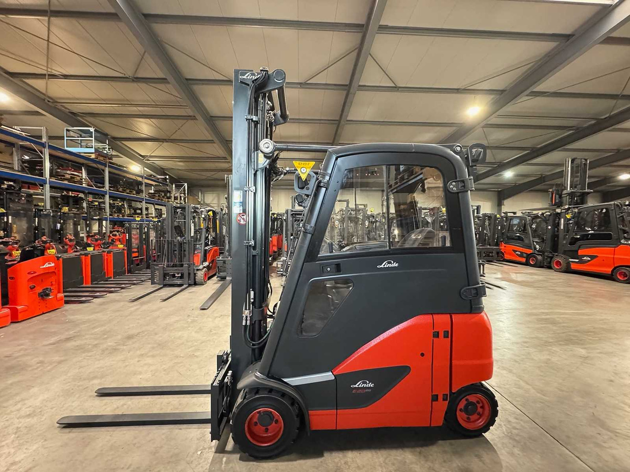 18/2023 SERVICE + UVV 10/2026 LINDE E20PH-02 2.000KG 3.+4. VALVE ELECTRIC FORKLIFT 3.988 HOURS TIRES NEW - Carretilla elevadora: foto 2 18/2023 SERVICE + UVV 10/2026 LINDE E20PH-02 2.000KG 3.+4. VALVE ELECTRIC FORKLIFT 3.988 HOURS TIRES NEW - Carretilla elevadora: foto 2