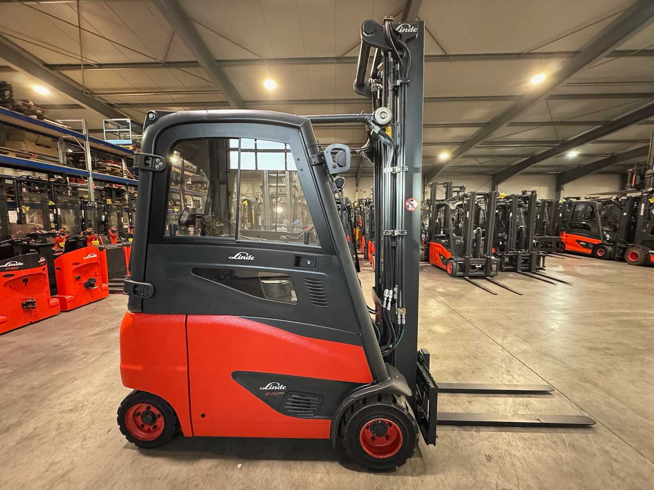 18/2023 SERVICE + UVV 10/2026 LINDE E20PH-02 2.000KG 3.+4. VALVE ELECTRIC FORKLIFT 3.988 HOURS TIRES NEW - Carretilla elevadora: foto 5 18/2023 SERVICE + UVV 10/2026 LINDE E20PH-02 2.000KG 3.+4. VALVE ELECTRIC FORKLIFT 3.988 HOURS TIRES NEW - Carretilla elevadora: foto 5