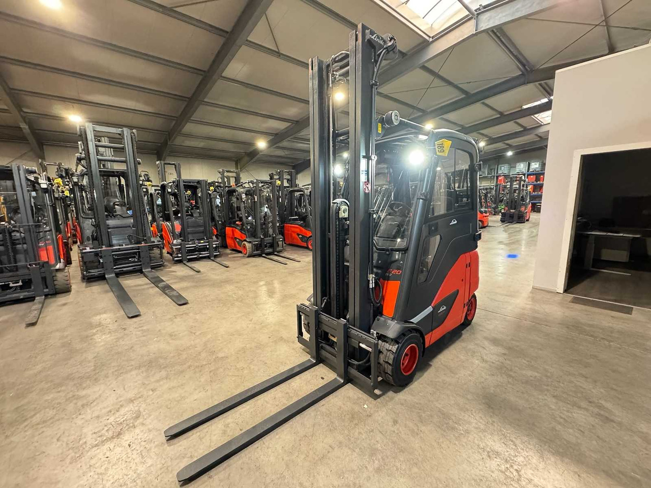 18/2023 SERVICE + UVV 10/2026 LINDE E20PH-02 2.000KG 3.+4. VALVE ELECTRIC FORKLIFT 3.988 HOURS TIRES NEW - Carretilla elevadora: foto 3 18/2023 SERVICE + UVV 10/2026 LINDE E20PH-02 2.000KG 3.+4. VALVE ELECTRIC FORKLIFT 3.988 HOURS TIRES NEW - Carretilla elevadora: foto 3