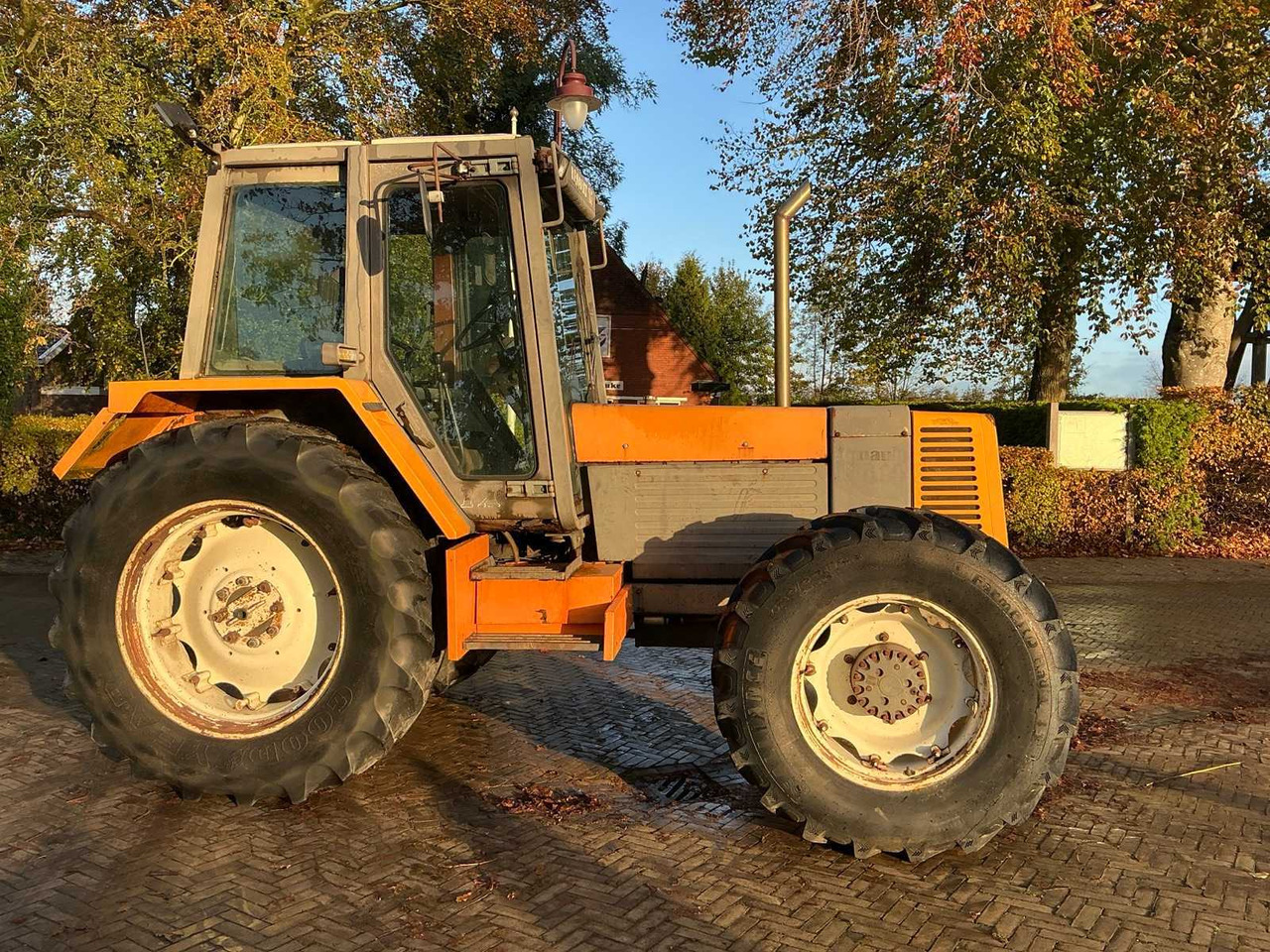 1987 RENAULT 133.14 ALL-WHEEL DRIVE FARM TRACTOR - Tractor: foto 4 1987 RENAULT 133.14 ALL-WHEEL DRIVE FARM TRACTOR - Tractor: foto 4