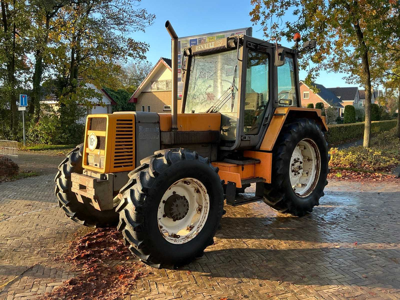 1987 RENAULT 133.14 ALL-WHEEL DRIVE FARM TRACTOR - Tractor: foto 1 1987 RENAULT 133.14 ALL-WHEEL DRIVE FARM TRACTOR - Tractor: foto 1