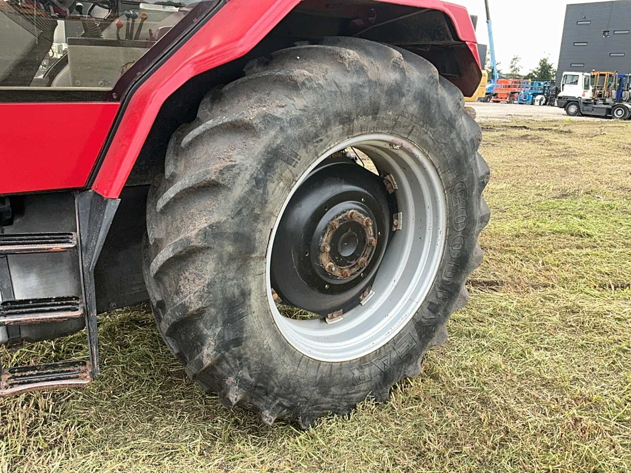 Tractor 1990 CASE INTERNATIONAL 5130 ALL-WHEEL DRIVE FARM TRACTOR: foto 11 Tractor 1990 CASE INTERNATIONAL 5130 ALL-WHEEL DRIVE FARM TRACTOR: foto 11