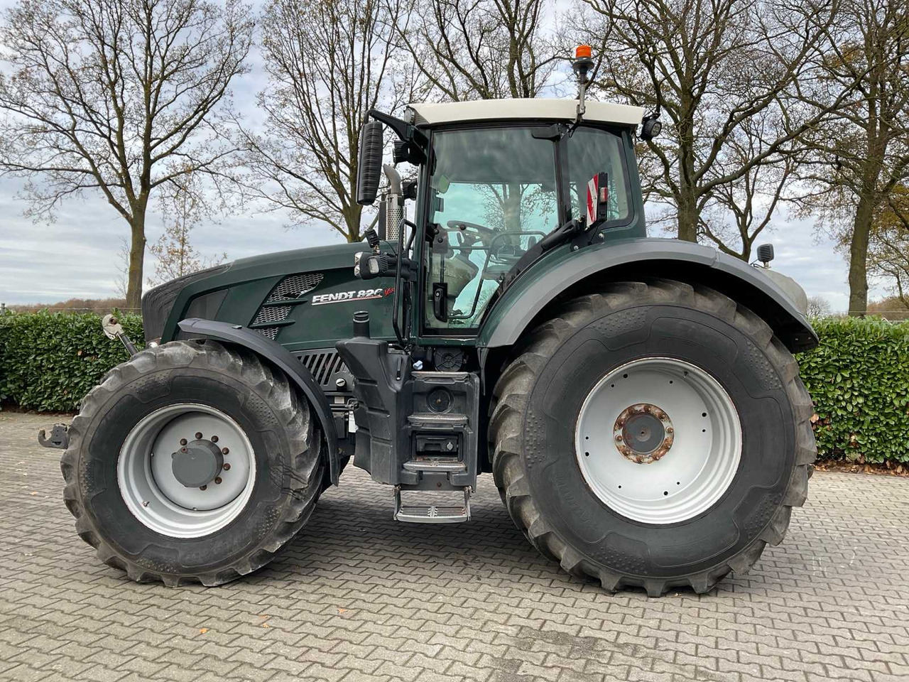 2011 FENDT 826 VARIO ALL-WHEEL DRIVE AGRICULTURAL TRACTOR - Tractor: foto 2 2011 FENDT 826 VARIO ALL-WHEEL DRIVE AGRICULTURAL TRACTOR - Tractor: foto 2