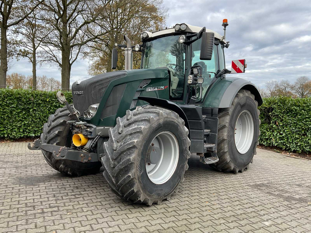 2011 FENDT 826 VARIO ALL-WHEEL DRIVE AGRICULTURAL TRACTOR - Tractor: foto 1 2011 FENDT 826 VARIO ALL-WHEEL DRIVE AGRICULTURAL TRACTOR - Tractor: foto 1