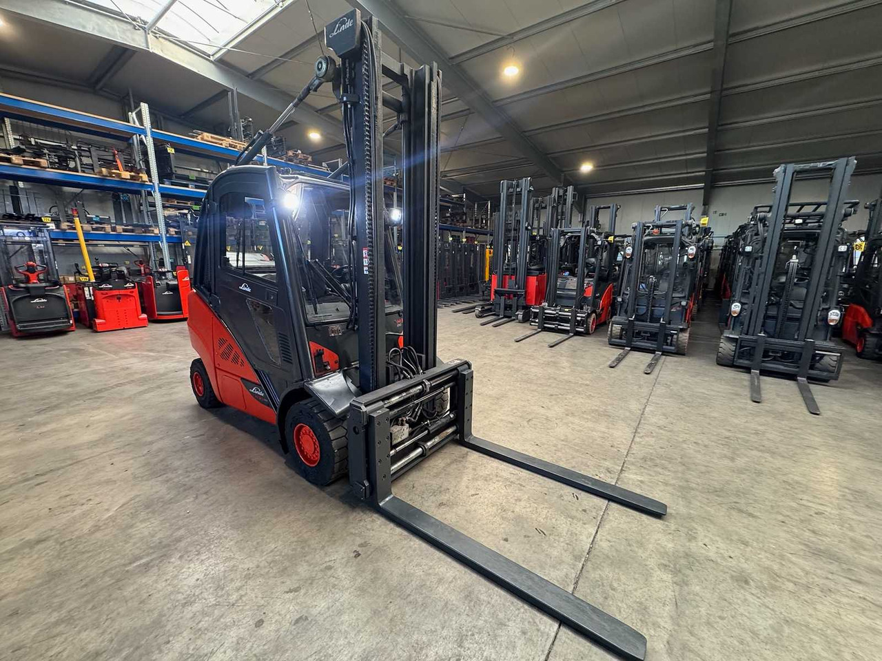 2016 LINDE H30T 3.000KG 3.+4TH VALVE FORK ADJUSTER GAS FORKLIFT FORKLIFT - Carretilla elevadora: foto 4 2016 LINDE H30T 3.000KG 3.+4TH VALVE FORK ADJUSTER GAS FORKLIFT FORKLIFT - Carretilla elevadora: foto 4