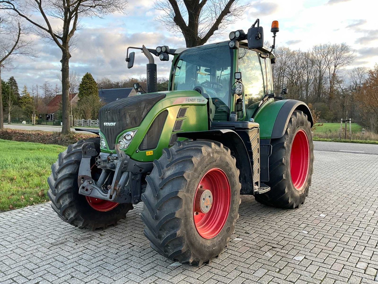 2017 FENDT 720 VARIO S4 ALL-WHEEL DRIVE AGRICULTURAL TRACTOR - Tractor: foto 2 2017 FENDT 720 VARIO S4 ALL-WHEEL DRIVE AGRICULTURAL TRACTOR - Tractor: foto 2
