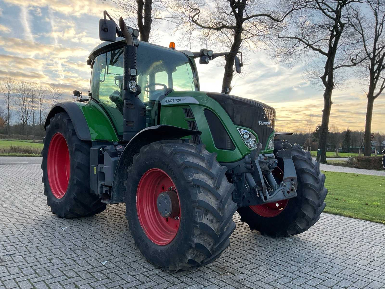 2017 FENDT 720 VARIO S4 ALL-WHEEL DRIVE AGRICULTURAL TRACTOR - Tractor: foto 4 2017 FENDT 720 VARIO S4 ALL-WHEEL DRIVE AGRICULTURAL TRACTOR - Tractor: foto 4