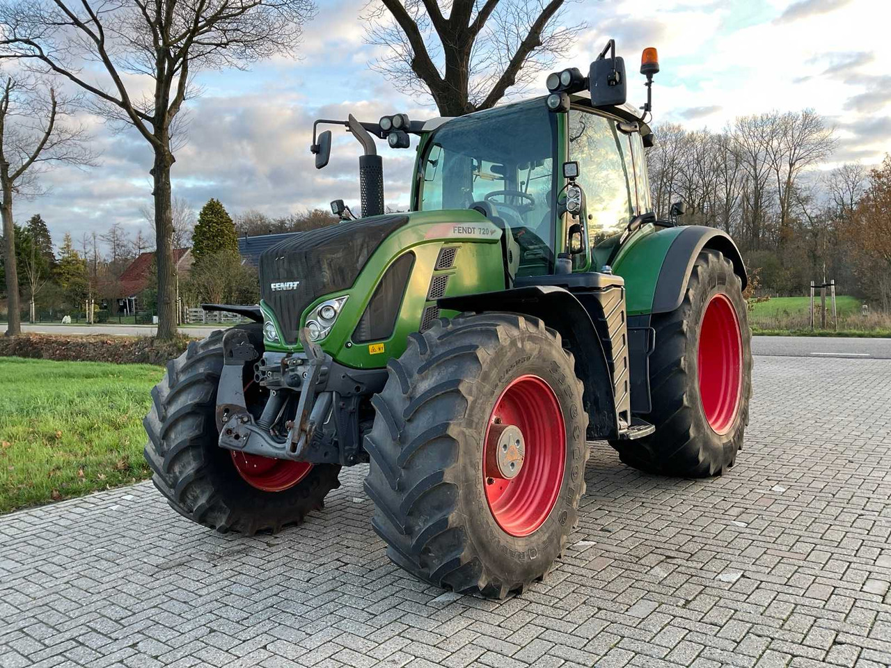2017 FENDT 720 VARIO S4 ALL-WHEEL DRIVE AGRICULTURAL TRACTOR - Tractor: foto 1 2017 FENDT 720 VARIO S4 ALL-WHEEL DRIVE AGRICULTURAL TRACTOR - Tractor: foto 1