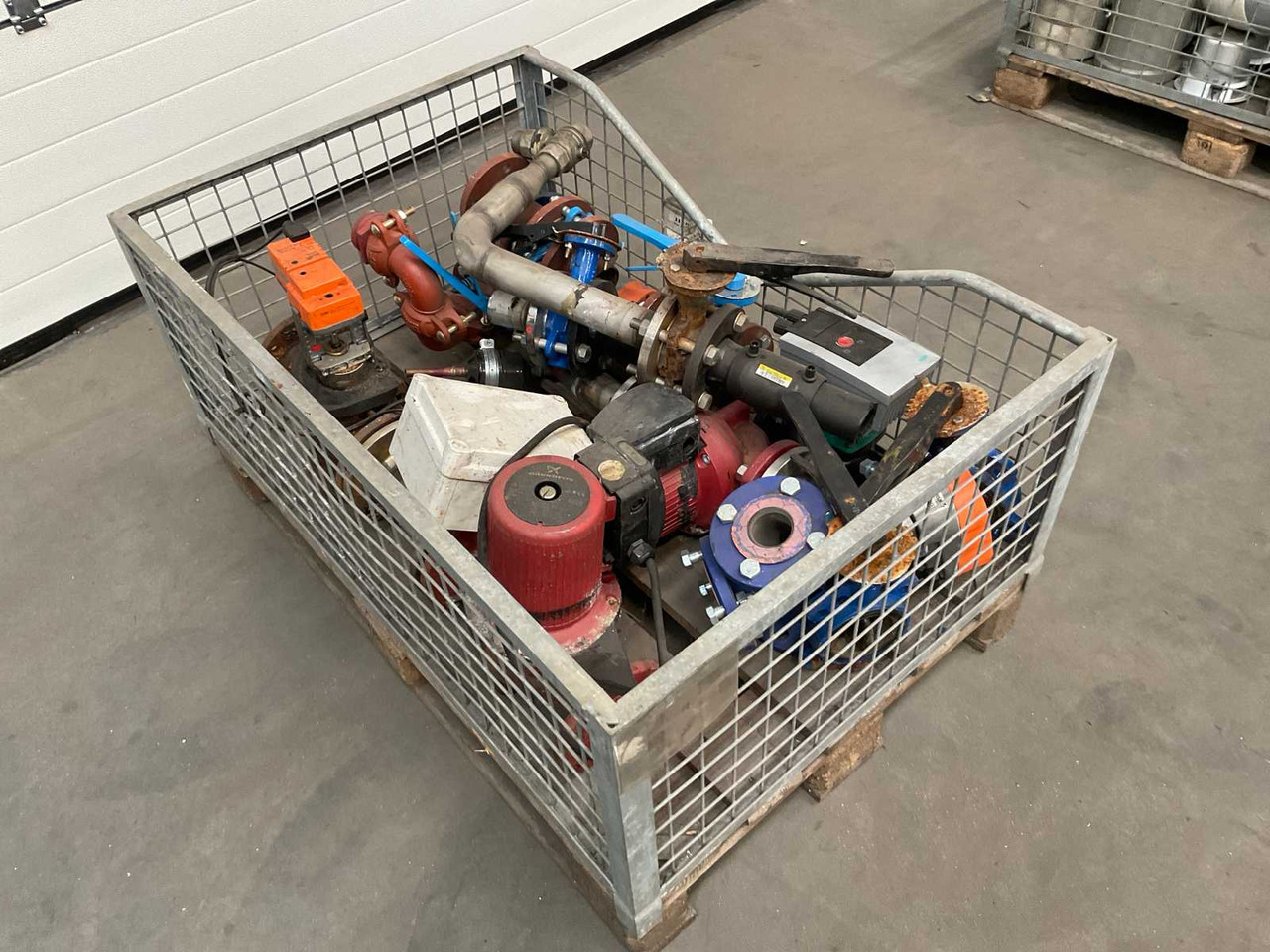Batch of pumps and valves - Sistema de riego: foto 1 Batch of pumps and valves - Sistema de riego: foto 1
