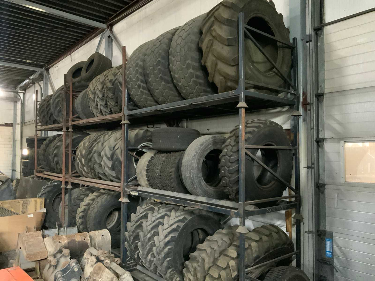 Batch of tyres (approx. 45 pieces) - Neumáticos y llantas para Tractor: foto 1 Batch of tyres (approx. 45 pieces) - Neumáticos y llantas para Tractor: foto 1