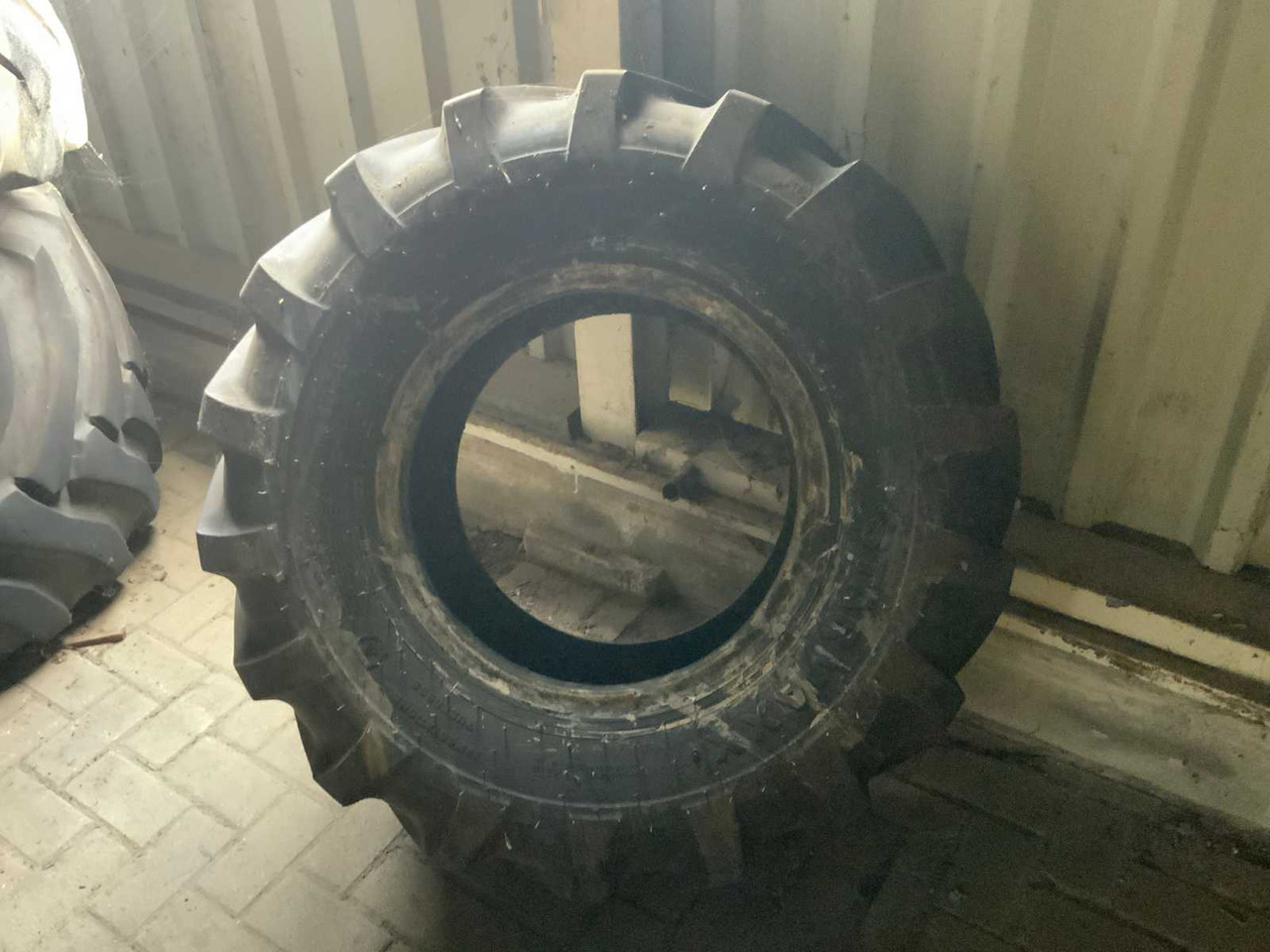 Batch of various tyres (mainly shovel and excavator tyres) - Neumáticos y llantas para Tractor: foto 5 Batch of various tyres (mainly shovel and excavator tyres) - Neumáticos y llantas para Tractor: foto 5