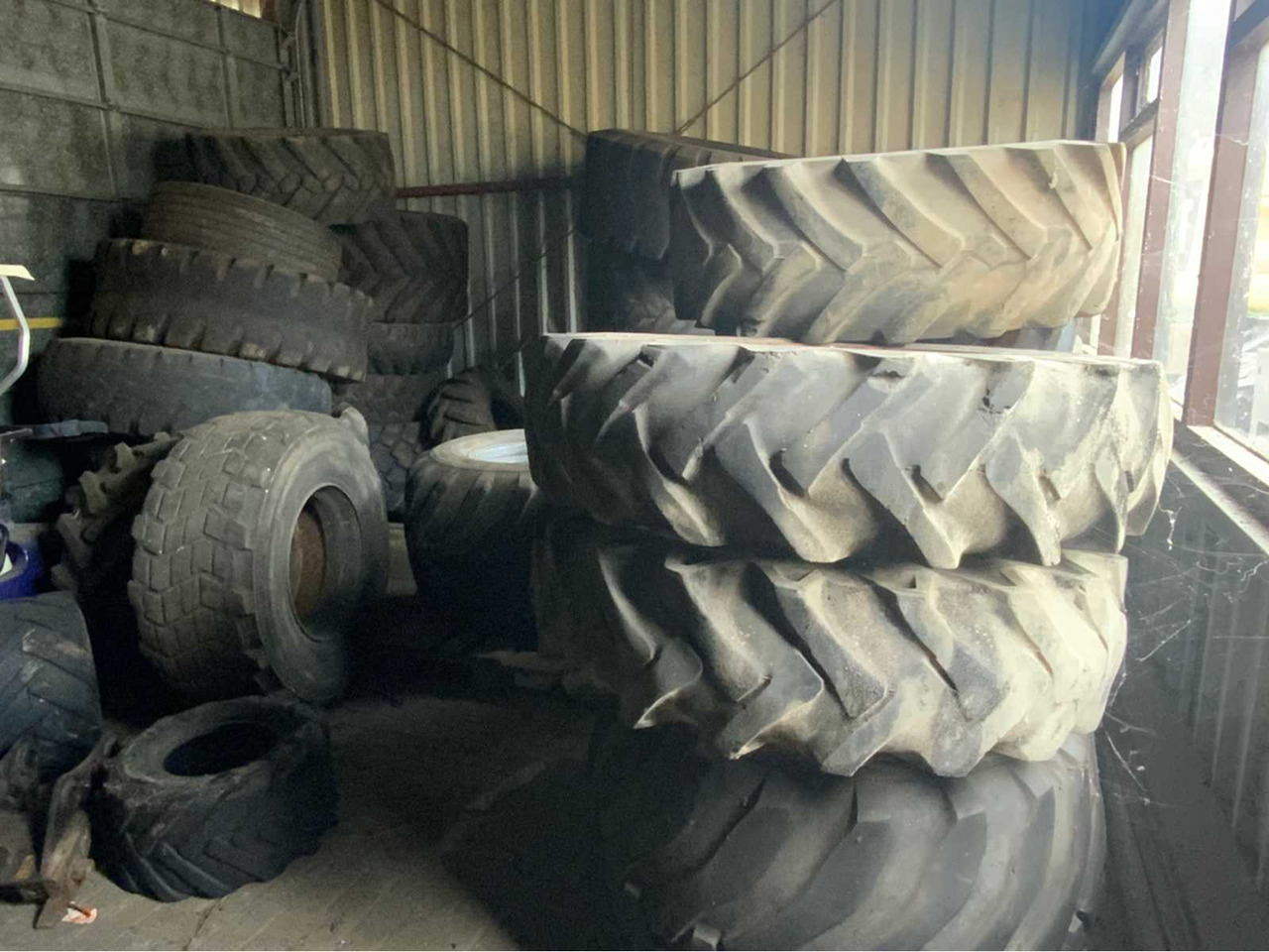 Batch of various tyres (mainly shovel and excavator tyres) - Neumáticos y llantas para Tractor: foto 2 Batch of various tyres (mainly shovel and excavator tyres) - Neumáticos y llantas para Tractor: foto 2