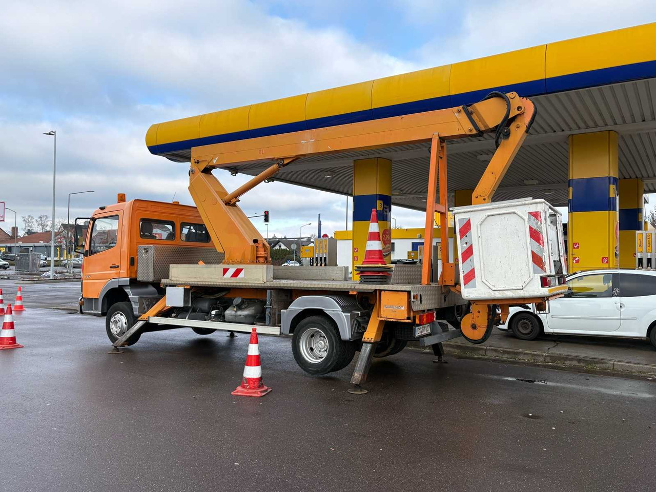 MERCEDES-BENZ 817 WITH HUBMEISTER WORK PLATFORM - Camión: foto 3 MERCEDES-BENZ 817 WITH HUBMEISTER WORK PLATFORM - Camión: foto 3