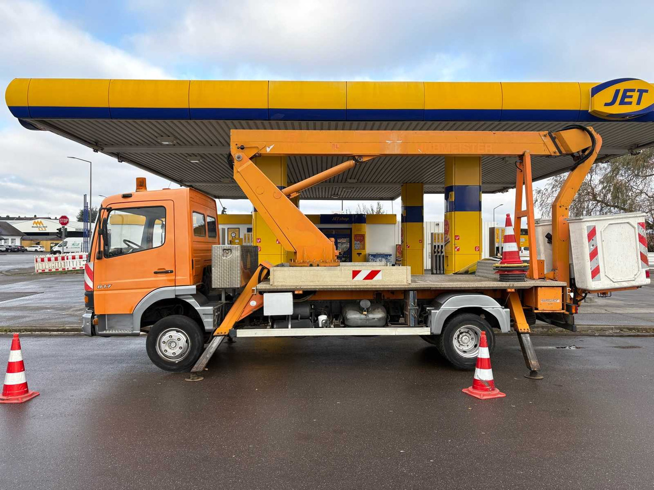 MERCEDES-BENZ 817 WITH HUBMEISTER WORK PLATFORM - Camión: foto 2 MERCEDES-BENZ 817 WITH HUBMEISTER WORK PLATFORM - Camión: foto 2