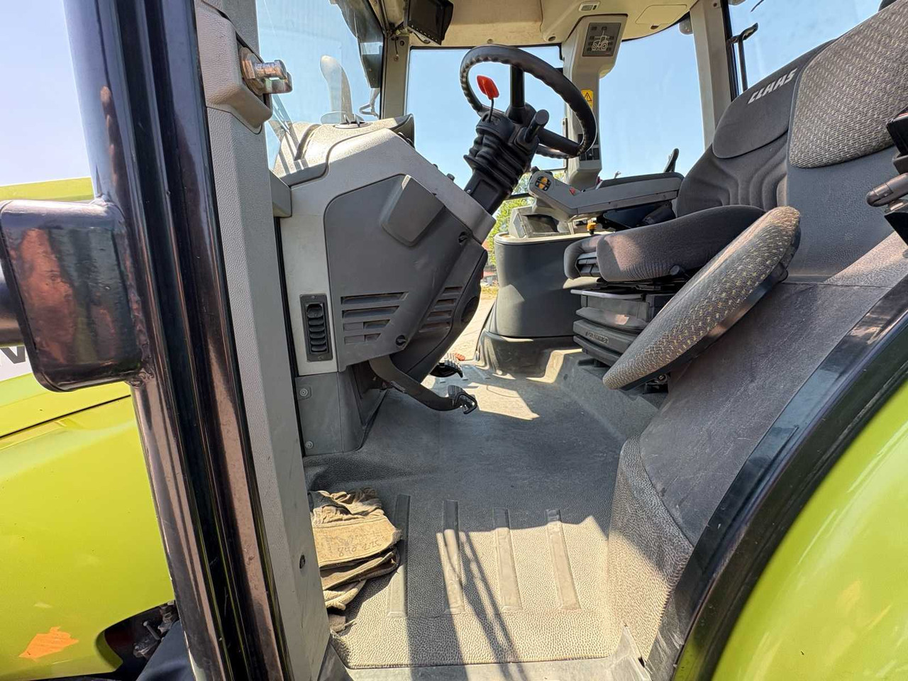 Tractor Claas Axion 840 C-Matic: foto 16