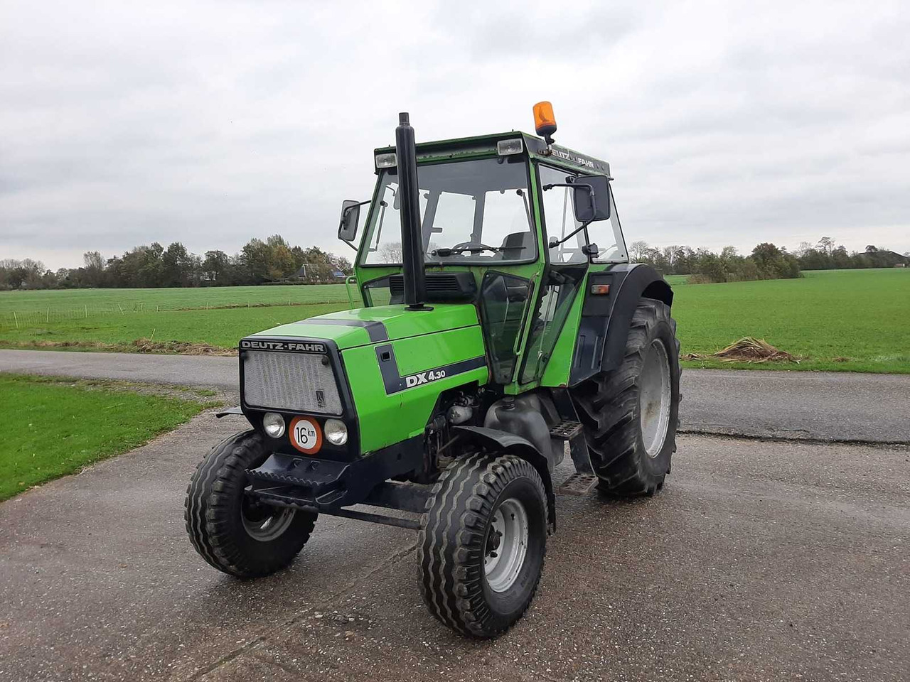 Deutz-Fahr DX 4.30 - Tractor: foto 1 Deutz-Fahr DX 4.30 - Tractor: foto 1