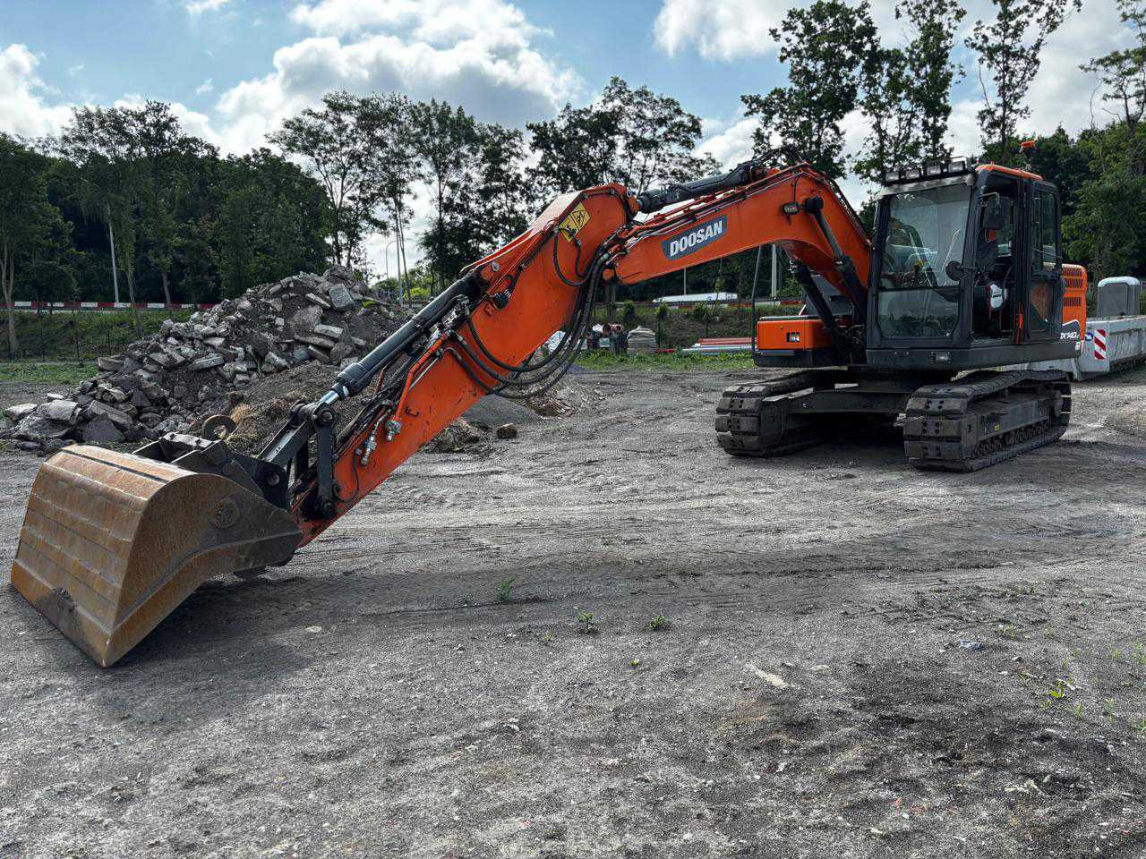 Doosan DX140 LC-5 - Excavadora de cadenas: foto 1 Doosan DX140 LC-5 - Excavadora de cadenas: foto 1