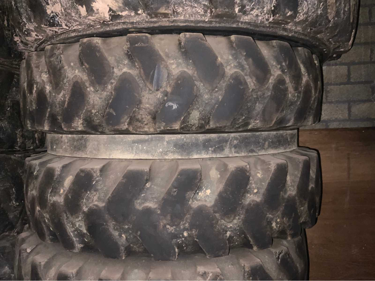 Double wheel set (4-piece) - Neumáticos y llantas para Tractor: foto 3 Double wheel set (4-piece) - Neumáticos y llantas para Tractor: foto 3
