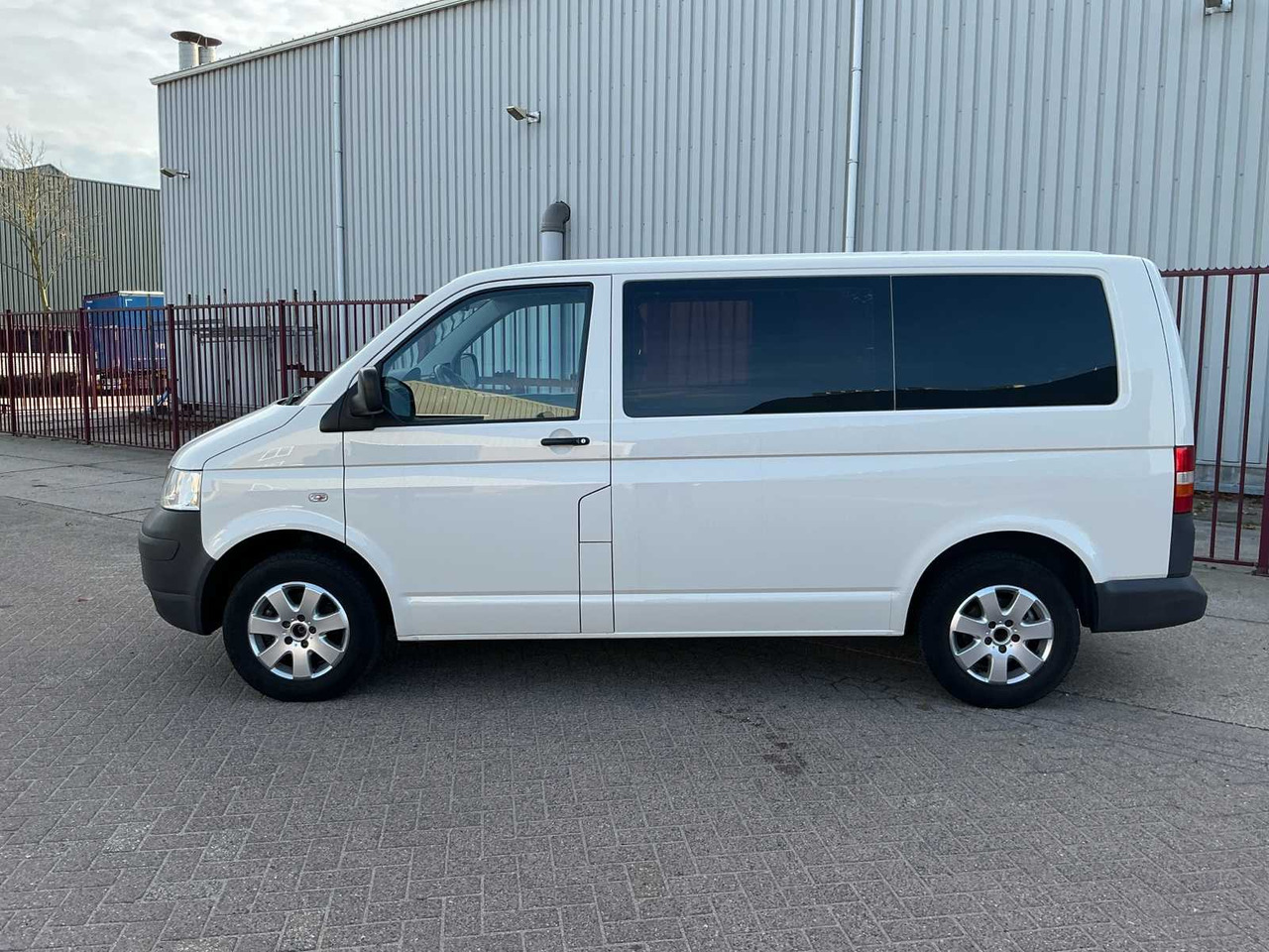 VOLKSWAGEN TRANSPORTER 1.9 TDI 300 TREND.DC COMMERCIAL VEHICLE / WHEELCHAIR BUS - Furgoneta: foto 3 VOLKSWAGEN TRANSPORTER 1.9 TDI 300 TREND.DC COMMERCIAL VEHICLE / WHEELCHAIR BUS - Furgoneta: foto 3