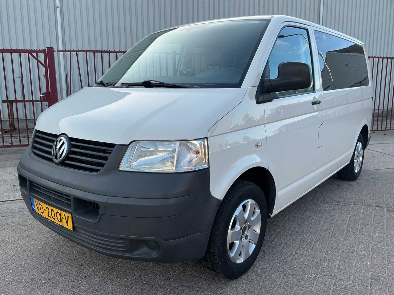 VOLKSWAGEN TRANSPORTER 1.9 TDI 300 TREND.DC COMMERCIAL VEHICLE / WHEELCHAIR BUS - Furgoneta: foto 1 VOLKSWAGEN TRANSPORTER 1.9 TDI 300 TREND.DC COMMERCIAL VEHICLE / WHEELCHAIR BUS - Furgoneta: foto 1