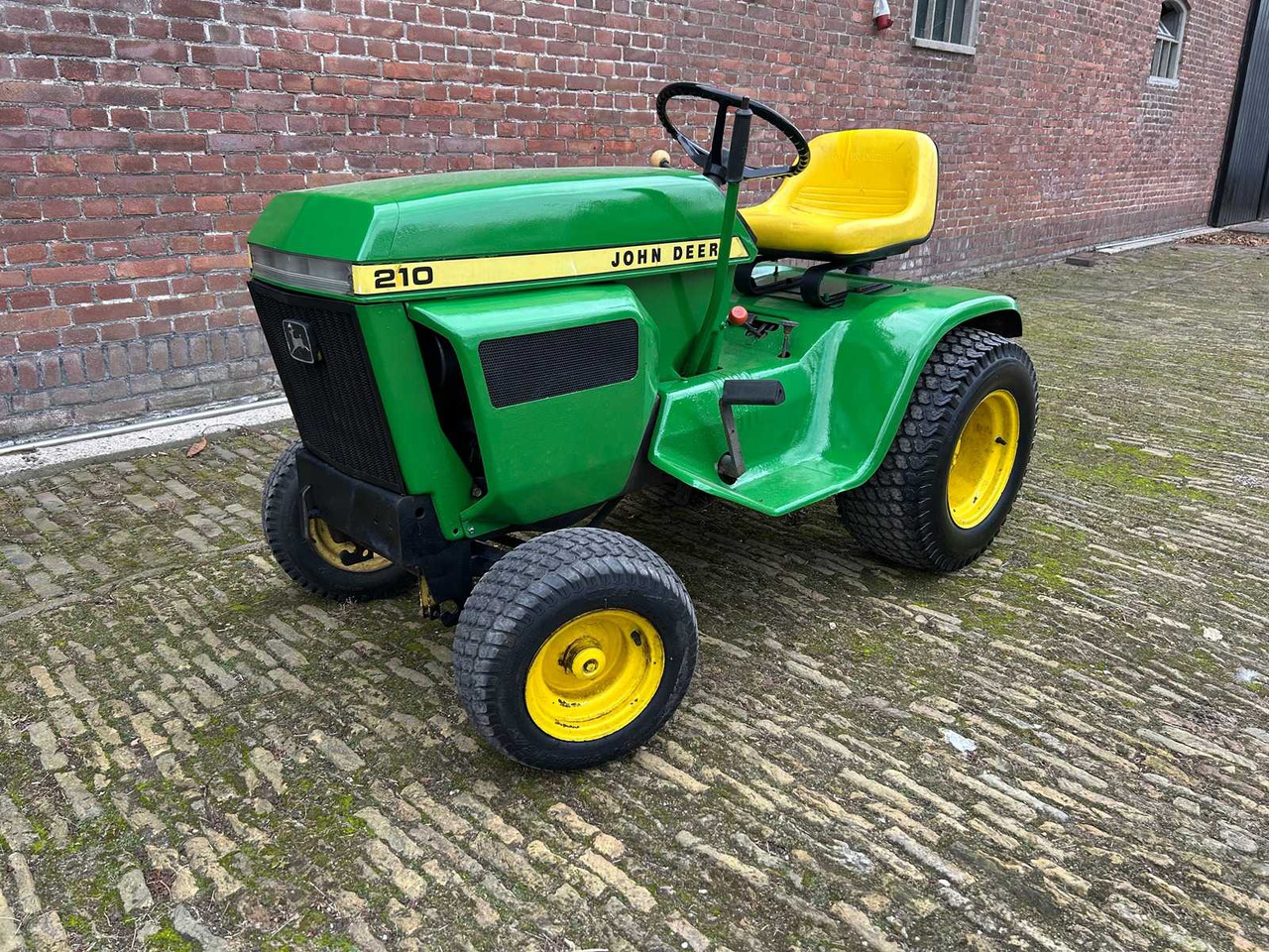 John Deere 210 - Tractor: foto 1 John Deere 210 - Tractor: foto 1
