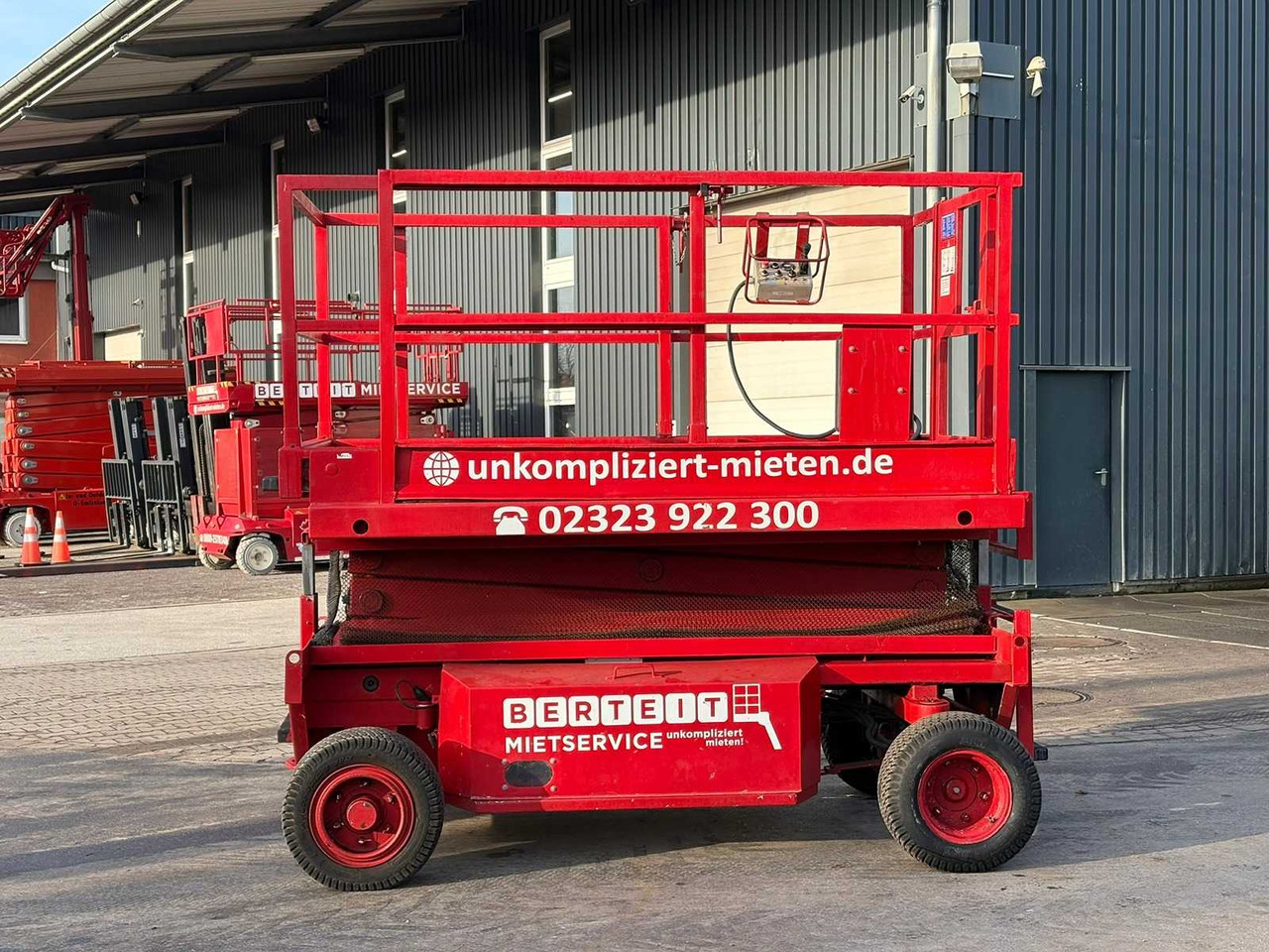 LIFTLUX - SL 83-16 - LIFTLUX SL 83-16 - 1995 - Plataforma elevadora: foto 2 LIFTLUX - SL 83-16 - LIFTLUX SL 83-16 - 1995 - Plataforma elevadora: foto 2