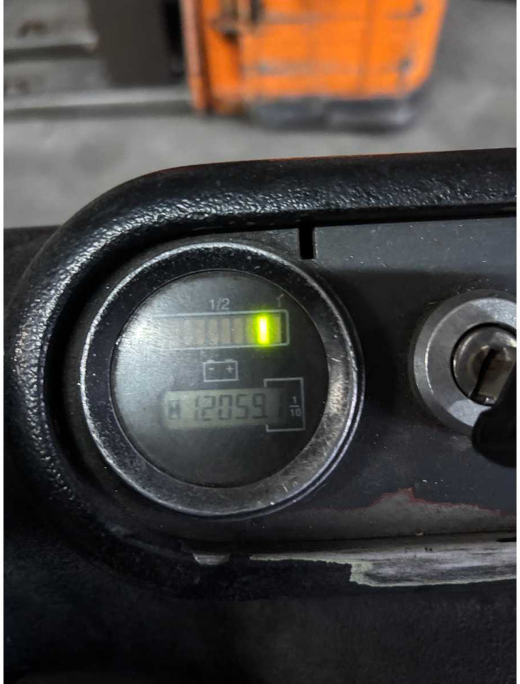 LINDE - L 16 - REACH FORKLIFT - 1999 - Carretilla elevadora: foto 4 LINDE - L 16 - REACH FORKLIFT - 1999 - Carretilla elevadora: foto 4