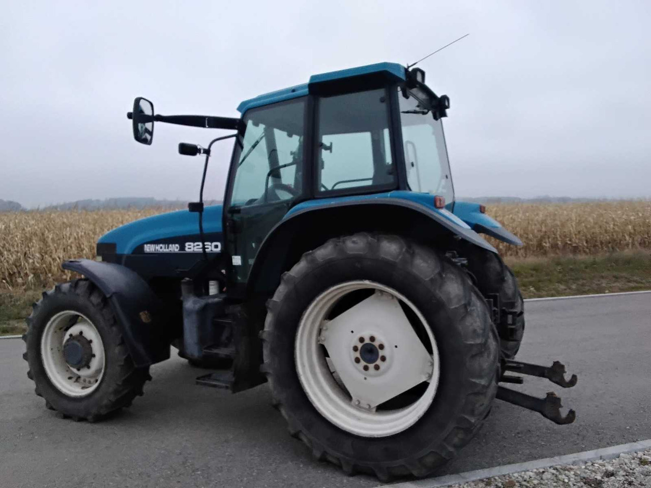 NEW HOLLAND - 8260 - 2000 - AGRICULTURAL TRACTOR WITH FOUR-WHEEL DRIVE - Tractor: foto 2 NEW HOLLAND - 8260 - 2000 - AGRICULTURAL TRACTOR WITH FOUR-WHEEL DRIVE - Tractor: foto 2