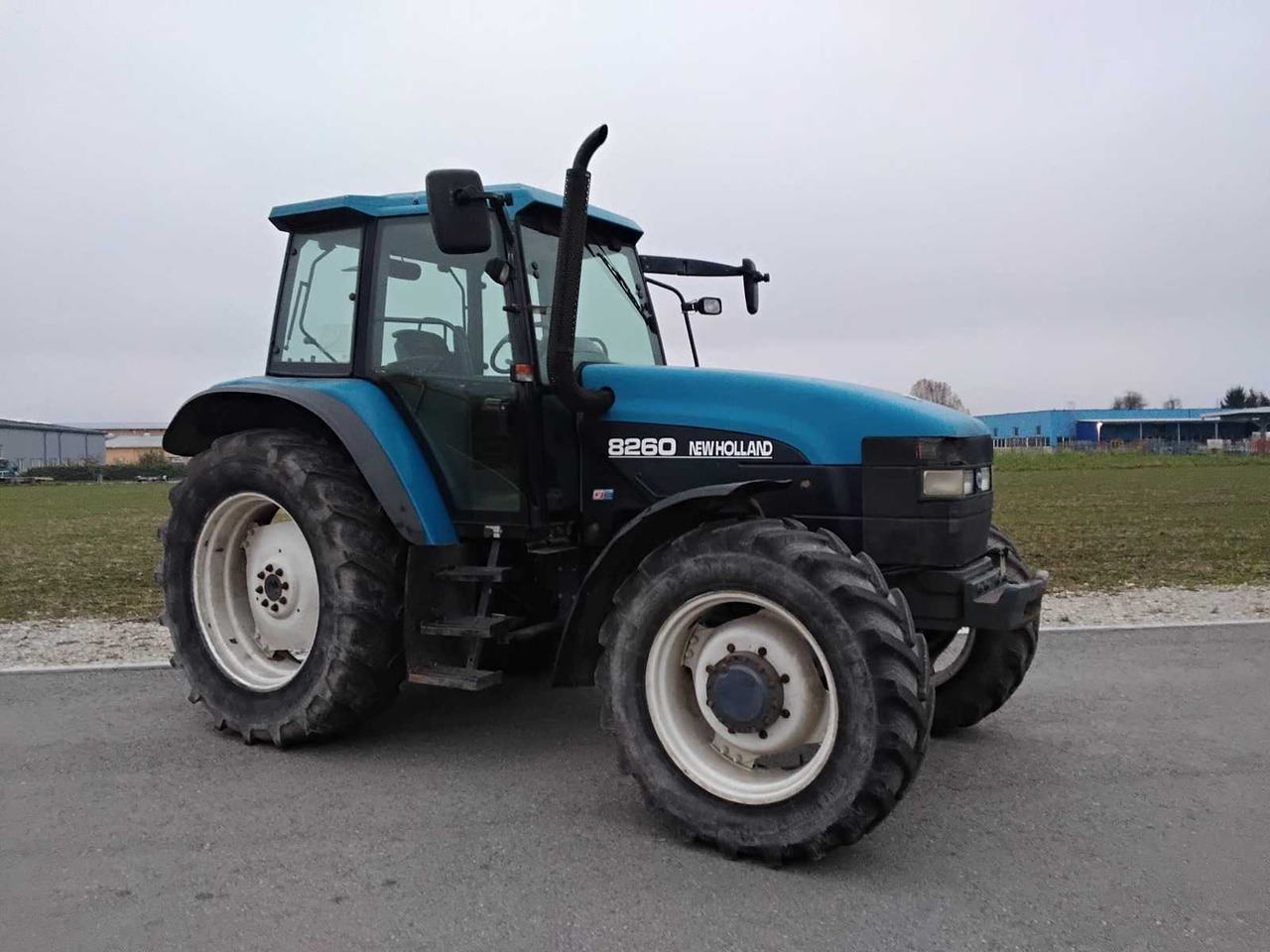 NEW HOLLAND - 8260 - 2000 - AGRICULTURAL TRACTOR WITH FOUR-WHEEL DRIVE - Tractor: foto 1 NEW HOLLAND - 8260 - 2000 - AGRICULTURAL TRACTOR WITH FOUR-WHEEL DRIVE - Tractor: foto 1