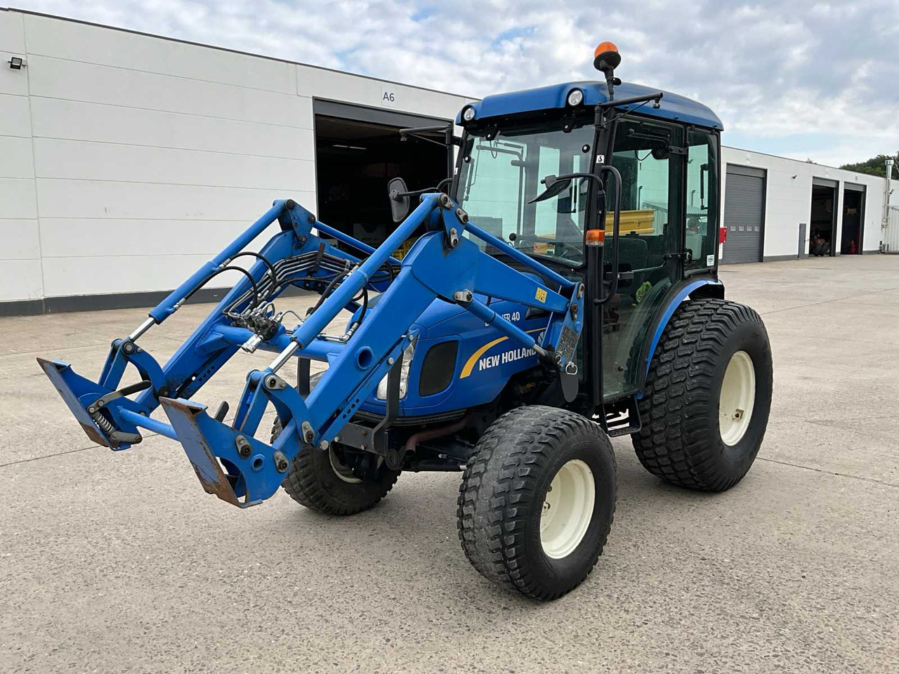 New Holland Boomer 40 - Tractor: foto 1 New Holland Boomer 40 - Tractor: foto 1