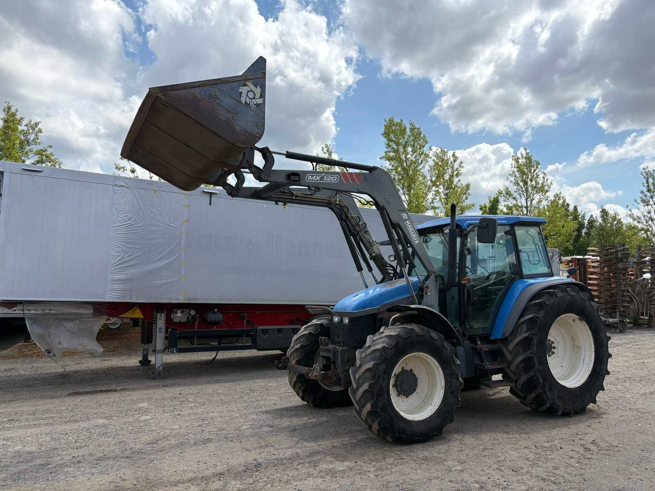 New Holland TM115 mit Frontlader - Tractor: foto 1 New Holland TM115 mit Frontlader - Tractor: foto 1